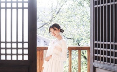 烧烤点燃衣服情急跳江